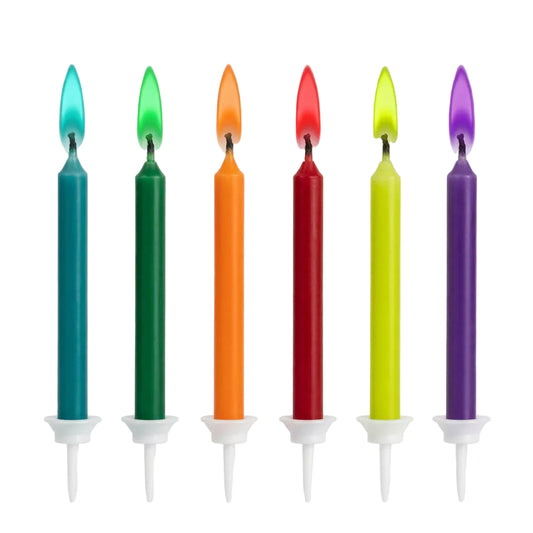 Kerzen mit farbigen Flammen